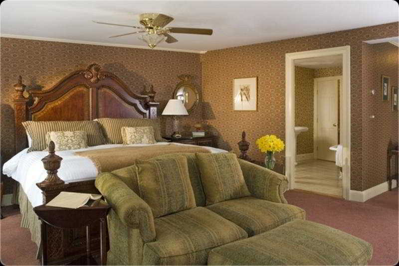 The Manor On Golden Pond Bed & Breakfast Holderness ภายนอก รูปภาพ