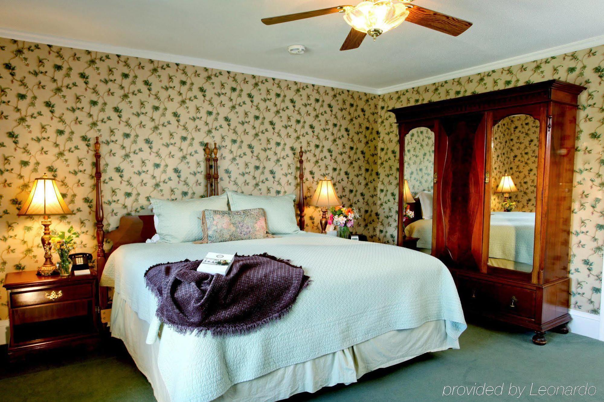 The Manor On Golden Pond Bed & Breakfast Holderness ภายนอก รูปภาพ