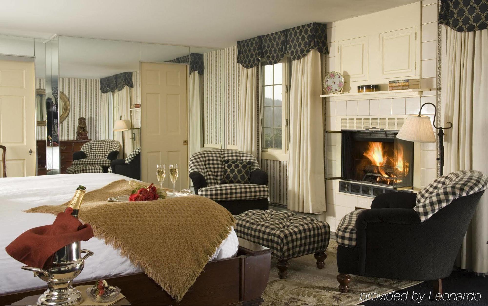 The Manor On Golden Pond Bed & Breakfast Holderness ภายนอก รูปภาพ